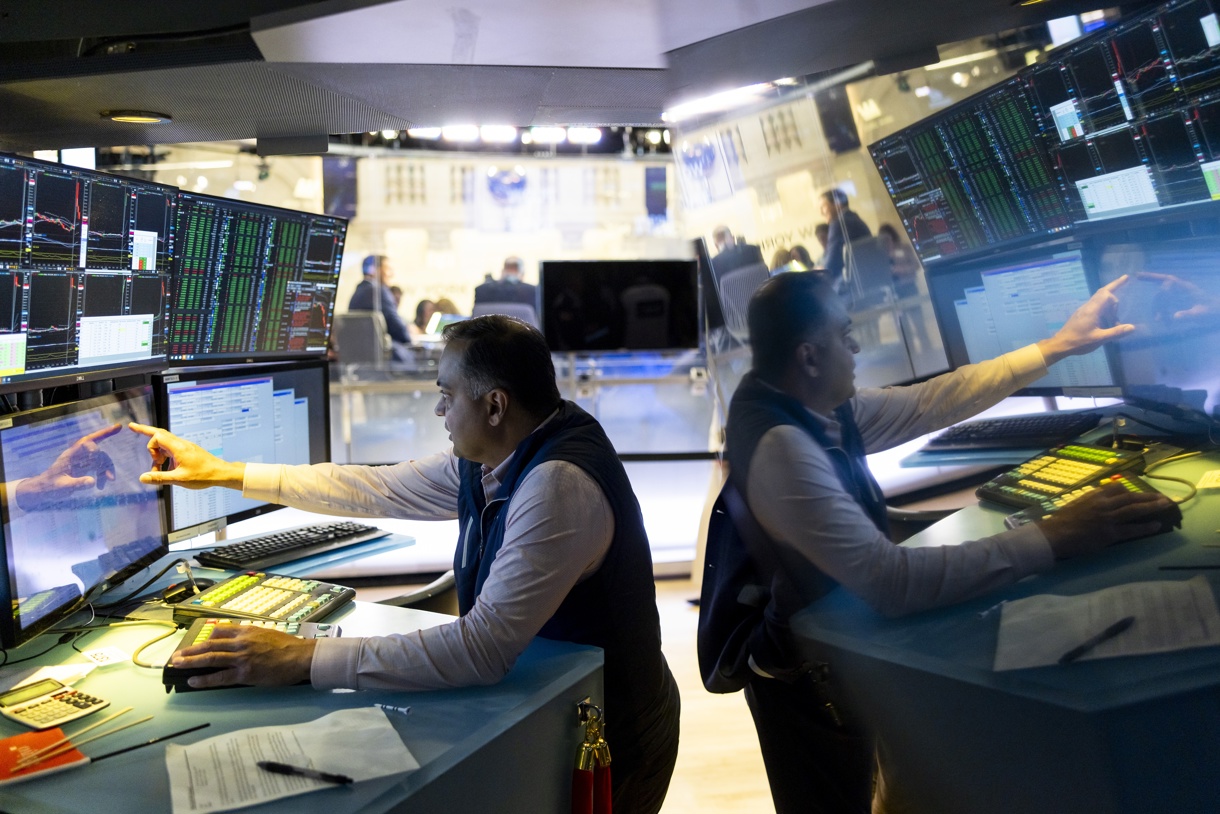 Fotografía de archivo de trabajadores en la Bolsa de Nueva York (EUA). (Foto de Justin Lane de la agencia EFE/EPA)