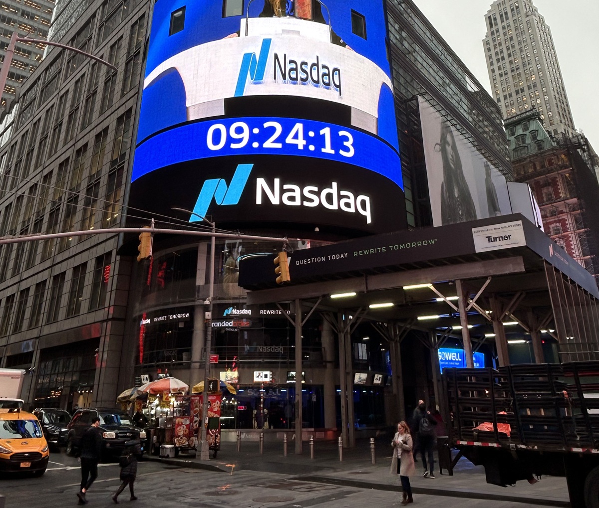 Personas caminando frente a la sede de Nasdaq en Times Square, Nueva York (Estados Unidos). (Fotografía de archivo de Javier Otazu de la agencia EFE)