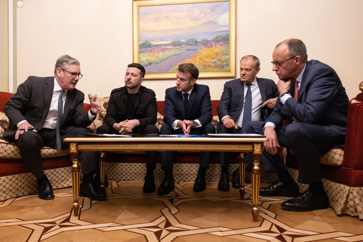 Los jefes de Estado o de Gobierno de Ucrania, Francia, Alemania, Reino Unido y Polonia mantuvieron este sábado desde Kiev una llamada telefónica con el presidente de EUA, Donald Trump, en la que volvieron a hablar de la necesidad de que Rusia acepte la tregua incondicional de 30 días que piden tanto Kiev como Washington y los principales países europeos. (Foto de X/Primer ministro británico Starmer)