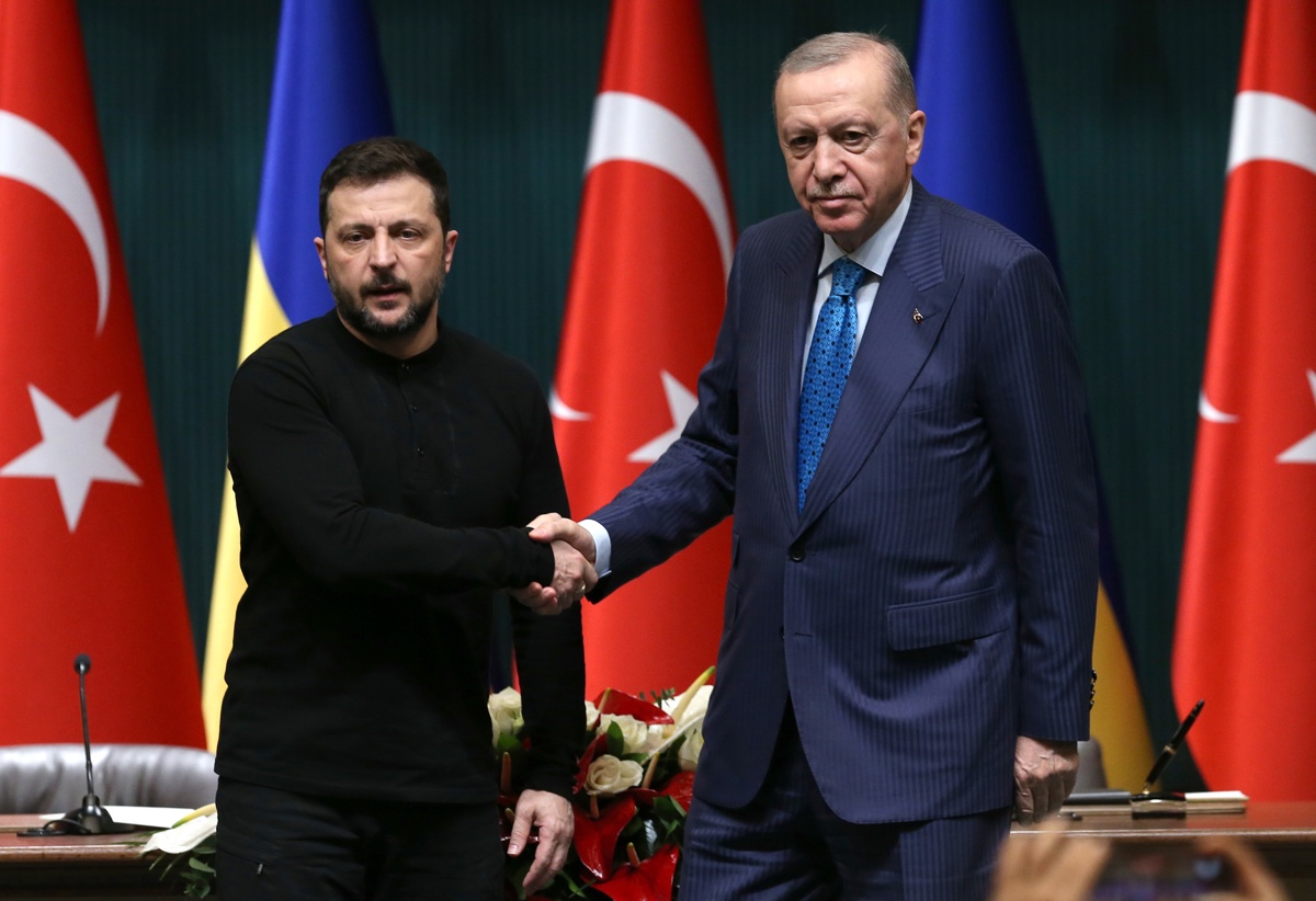 Encuentro entre los presidentes de Ucrania, Volodímir Zelenski (i), y de Turquía, Tayyip Erdogan (d), en Ankara (Turquía). (Fotografía de archivo de Necati Savas de la agencia EFE)