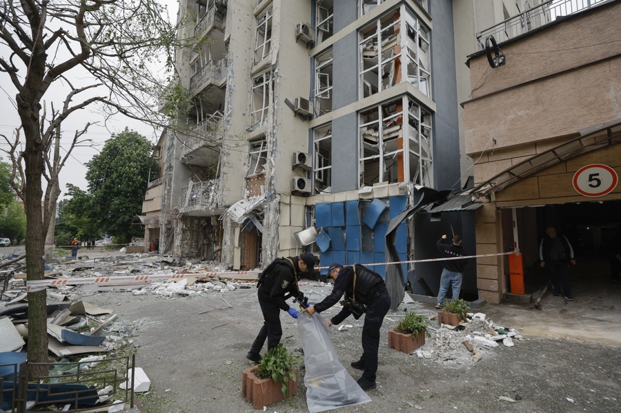 Equipos de rescate ucranianos trabajan en un edificio residencial alcanzado por un dron durante un ataque nocturno en Kiev, Ucrania. (Foto de EFE)