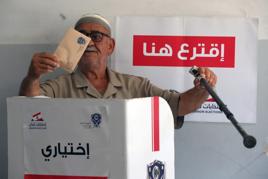 Un libanés de la localidad de Nabatieh vota en las elecciones municipales que se celebran en el sur del Líbano. (Foto de EFE)