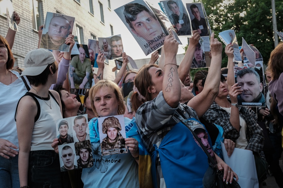 Familiares de prisioneros de guerra ucranianos reunidos en Chernigov, Ucrania, el 23 de mayo de 2025. (Foto de EFE)