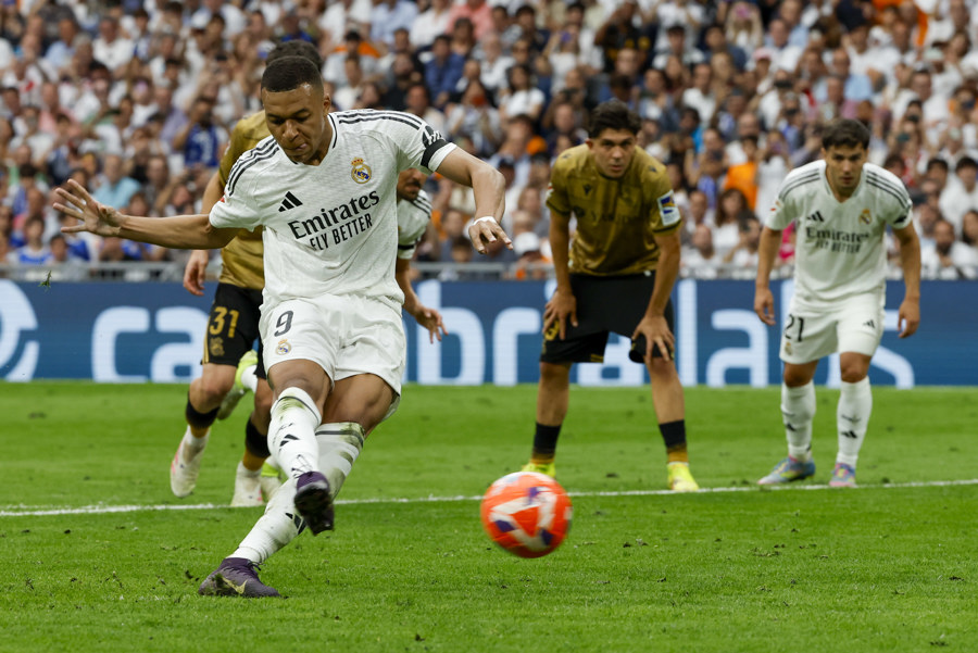 El delantero francés del Real Madrid Kylian Mbappé marca el 1-0 durante el partido de la jornada 38 de LaLiga EA Sports entre Real Madrid y Real Sociedad celebrado en el Estadio “Santiago Bernabéu” de Madrid. (Foto de EFE)