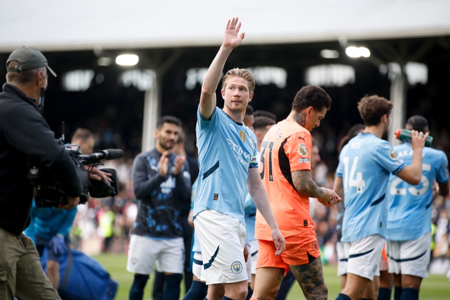 El jugador Kevin De Bruyne, del Manchester City, aplaude a su afición tras el final del partido que han jugado Fulham y Manchester City en Londres, Reino Unido. (Foto de EFE)