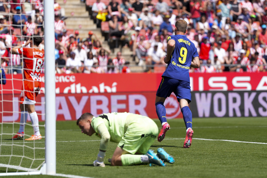 El delantero del Atlético de Madrid, Alexander Sorloth, celebra su gol ante el Girona, durante el partido de Liga que Girona y Atlético de Madrid disputaron en el Estadio Municipal de Moltilivi. (Foto de EFE)