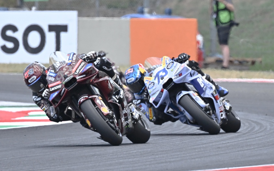 El piloto español de MotoGP Marc Márquez, del Ducati Lenovo Team y Alex Marquez of BK8 Gresini Racing MotoGP en el Circuito de Mugello, en Scarperia, centro de Italia. (Foto de EFE)