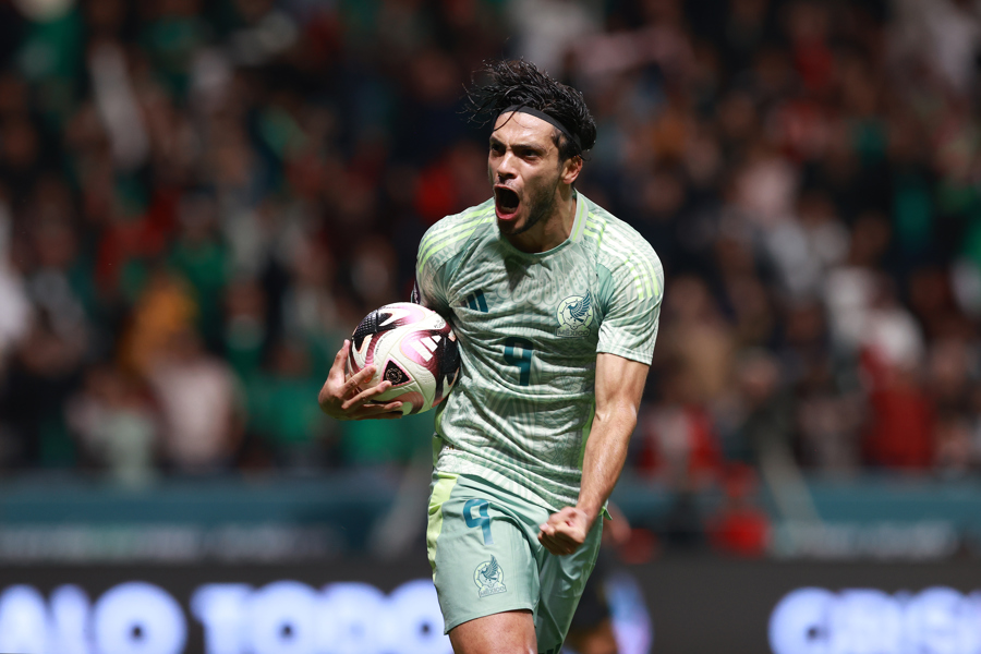 Raúl Jiménez de México celebra un gol en el Estadio “Nemesio Diez”, en la ciudad de Toluca. (Foto de EFE)