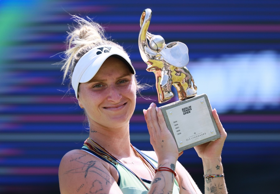 La checa Marketa Vondrousova, número 164 de la clasificación mundial, tras ganar la final ante la china Xinyu Wang en el torneo sobre hierba de Berlín. (Foto de EFE)