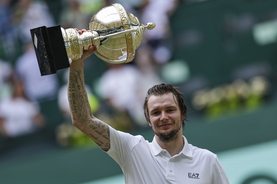 El tenista kazajo Alexander Bublik celebra su victoria ante el ruso Daniil Medvedev en la final de Halle Westfalen, Alemania. (Foto de EFE)