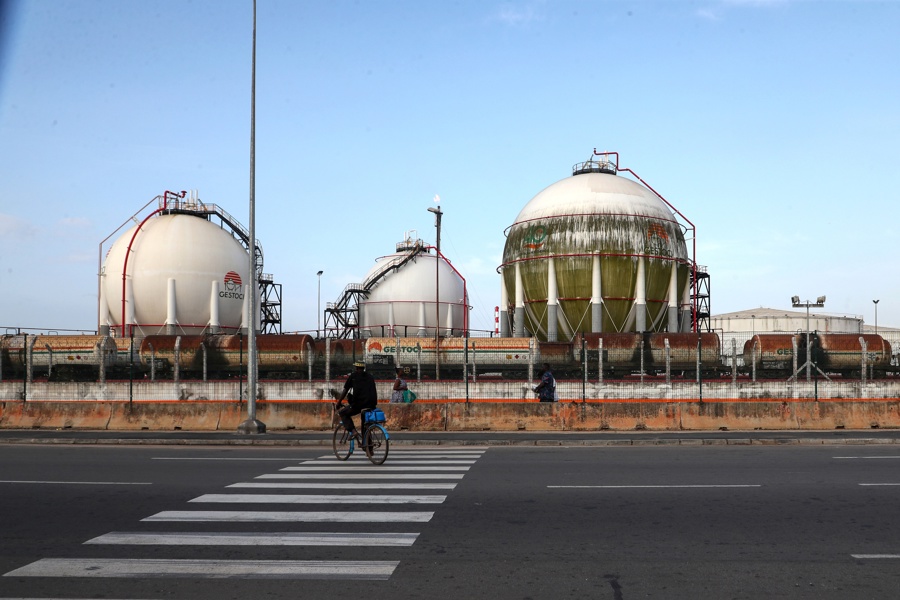 Un ciclista pasa por las instalaciones de la Sociedad Ivoriana de Refinado (SIR) en Abiyán, Costa de Marfil, 17 de junio de 2025. (Foto de EFE)