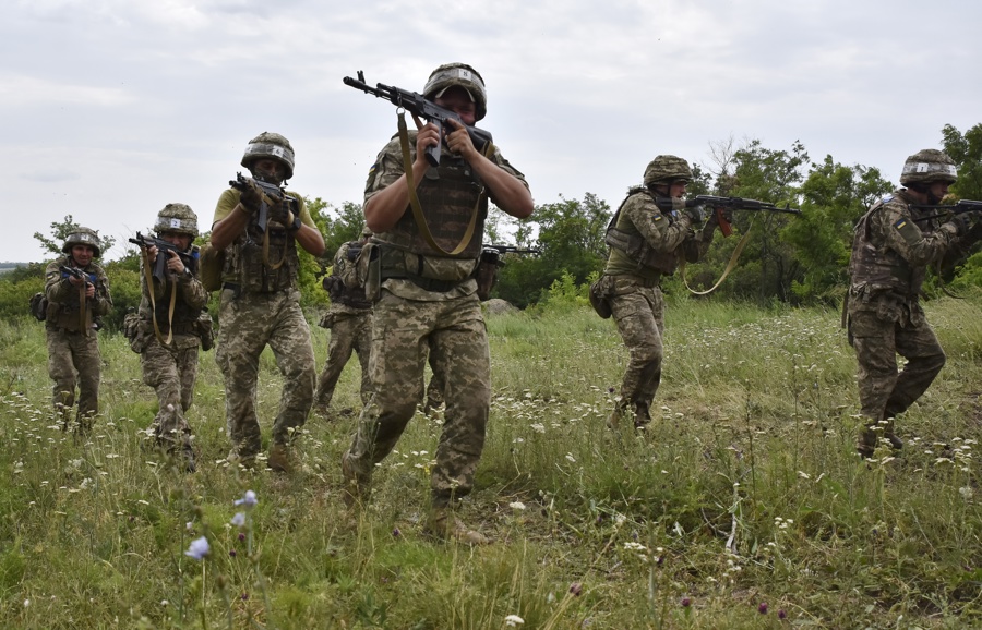 Reclutas de la 65ª Brigada Mecanizada Separada pasando entrenamiento militar en la región de Zaporiyia, Ucrania, en una imagen del 19 de junio de 2025. (Foto de EFE)