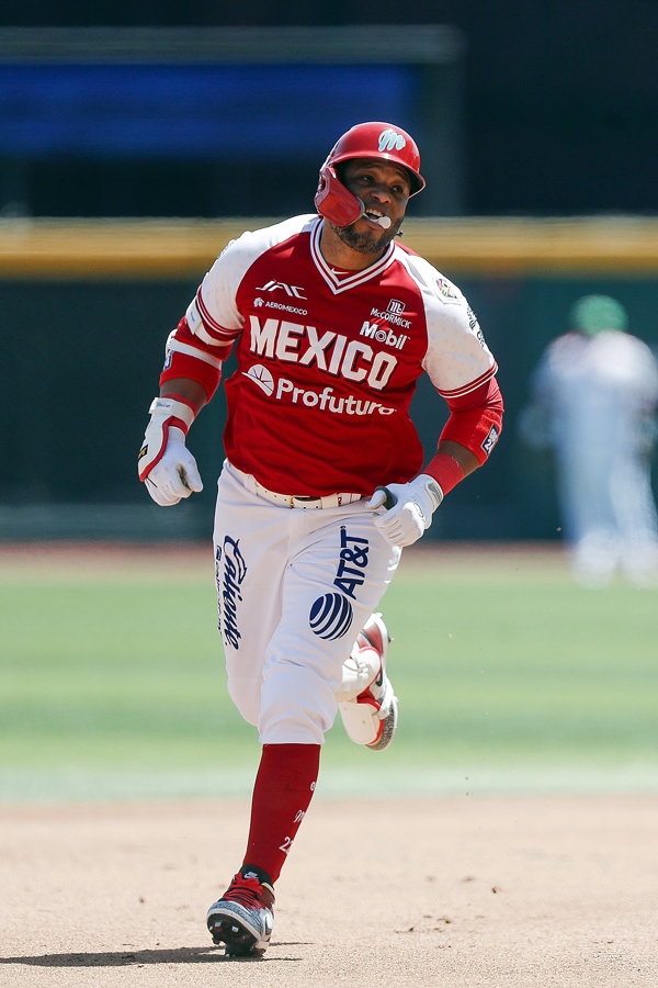 Robinson Cano, de los Diablos Rojos del México, anota ante Leñadores de las Tunas de Cuba durante un juego final del Baseball Champions League Americas 2025 de la WBSC, en la Ciudad de México. (Foto de EFE)