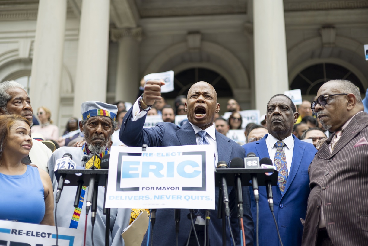 El alcalde de Nueva York, Eric Adams, participa en un mitin con sus simpatizantes, donde lanzó su campaña de reelección en las escalinatas de la Alcaldía, en Nueva York (EUA) (Foto de Justin Lane de la agencia EFE/EPA)