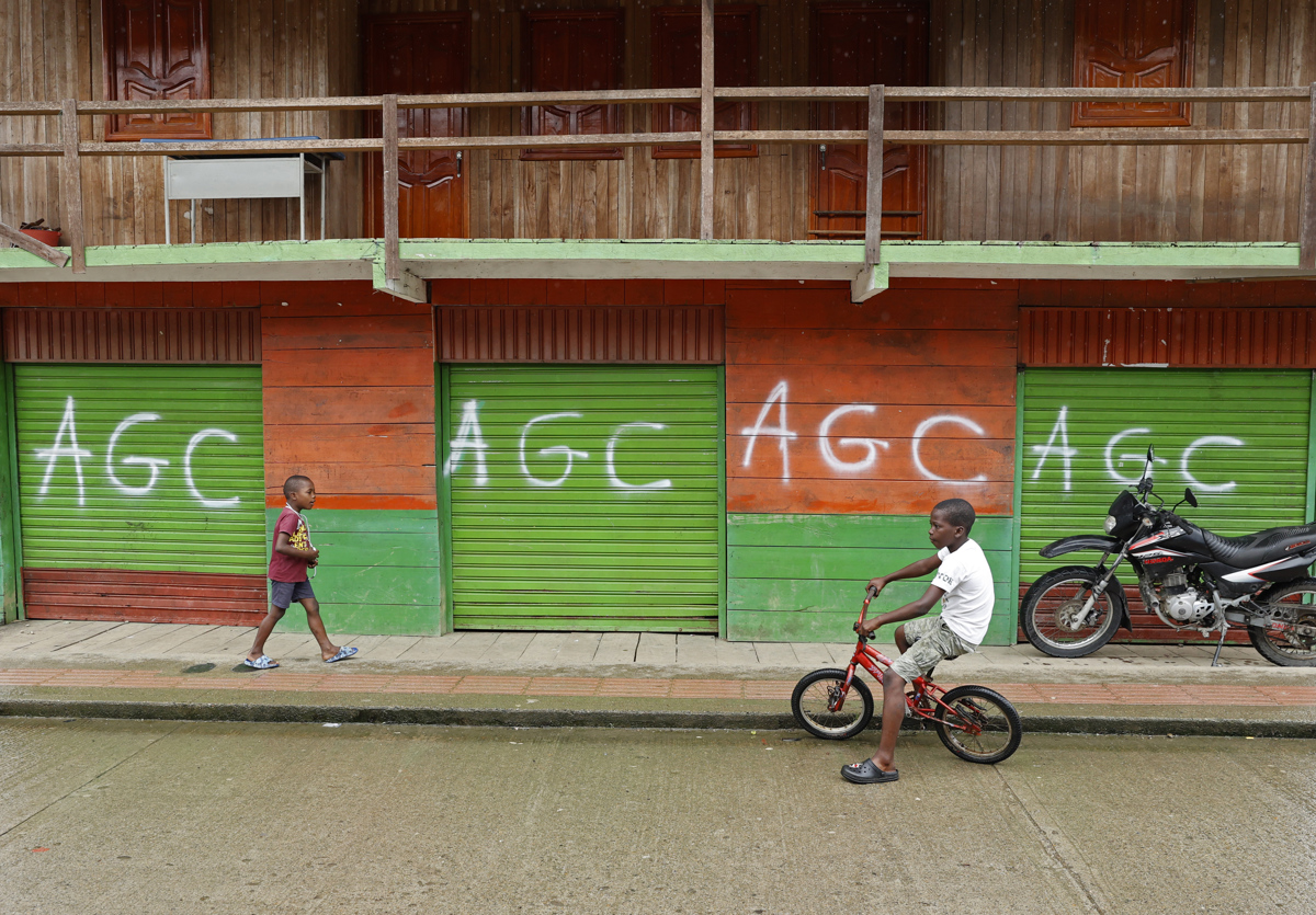 Unos niños juegan en una calle en Puerto Meluk, Chocó (Colombia). (Foto de archivo de Mauricio Dueñas Castañeda de la agencia EFE)