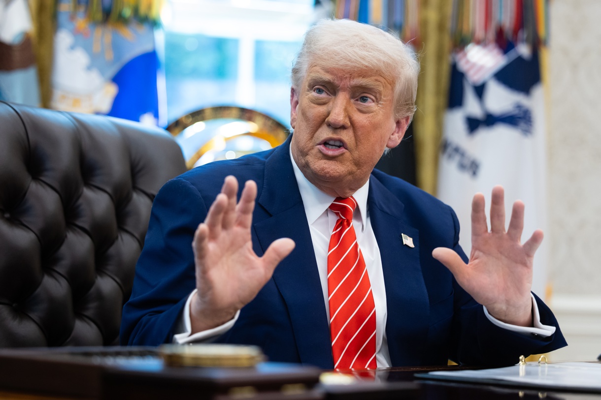 El presidente de Estados Unidos, Donald Trump, se presenta durante una conferencia de prensa en la Oficina Oval de la Casa Blanca en Washington, DC, EUA, el 30 de mayo de 2025. (Foto de Francis Chung EFE/EPA/ POOL)