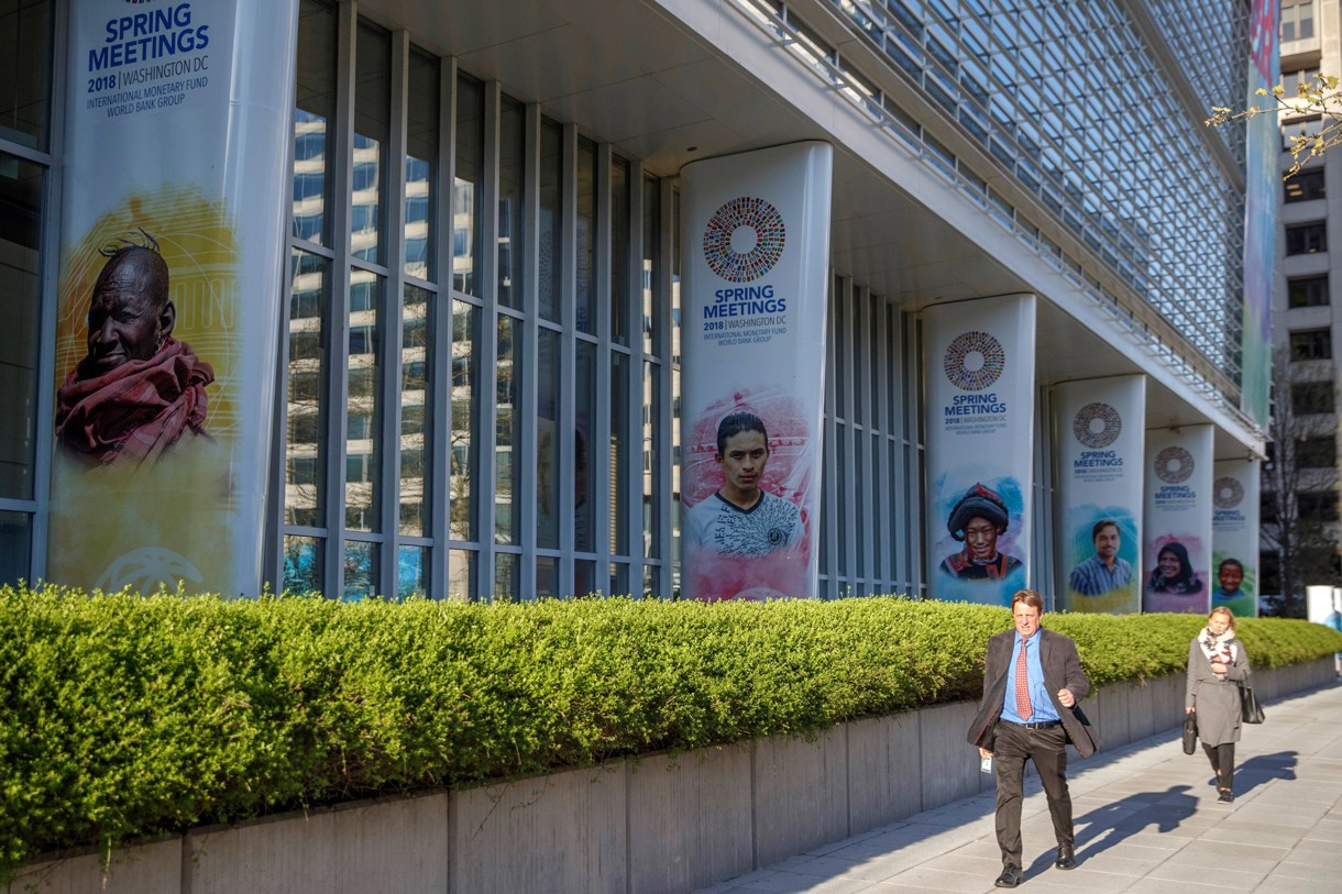 Fotografía de archivo fechada el 18 de abril de 2018 de personas caminando frente al edificio del Grupo del Banco Mundial en Washington (EUA). (Foto de Shawn Thew de la agencia EPA)