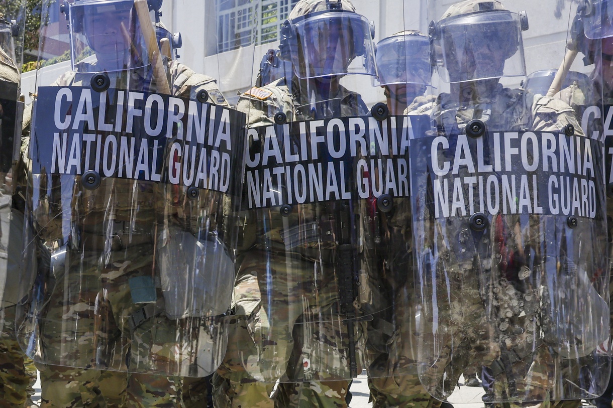 Miembros de la Guardia Nacional de California participan en el control de multitudes durante las protestas contra las redadas de inmigración cerca del edificio federal Edward R. Roybal en Los Ángeles, California, EUA. (Foto de Caroline Brehman de la agencia EFE)
