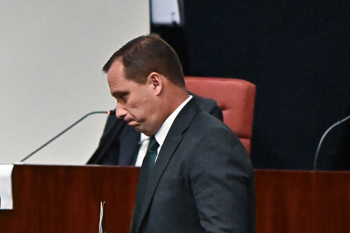 Mauro Cid, exedecán del expresidente brasileño Jair Bolsonaro, al participar este lunes, 9 de junio, en la sesión de interrogatorio ante el Tribunal Supremo, en Brasilia (Brasil). (Foto de Andre Borges de la agencia EFE)