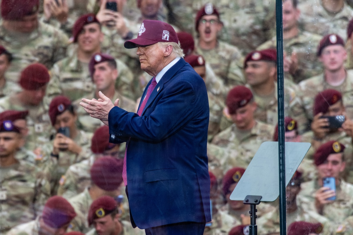 El presidente de Estados Unidos, Donald Trump, habla en Fort Bragg para celebrar el 250 aniversario del Ejército de Estados Unidos en Pike Field en Fort Bragg, Carolina del Norte, Estados Unidos, el 10 de junio de 2025. (Foto de Stan Gilliland de la agencia EFE/EPA)