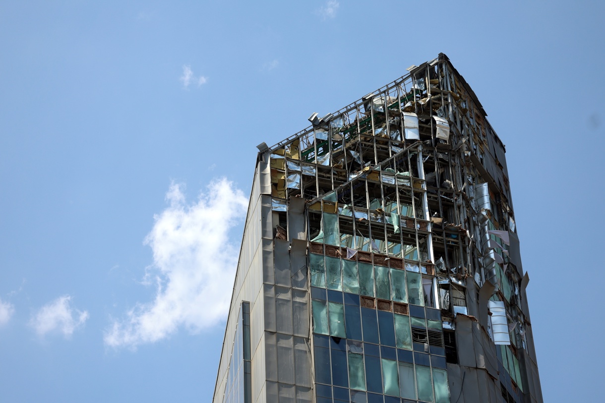 Un rascacielos dañado fue alcanzado por ataques aéreos israelíes, al norte de Teherán, Irán, el 13 de junio de 2025. (Foto de Abedin Taherkenareh de la agencia EFE/EPA)