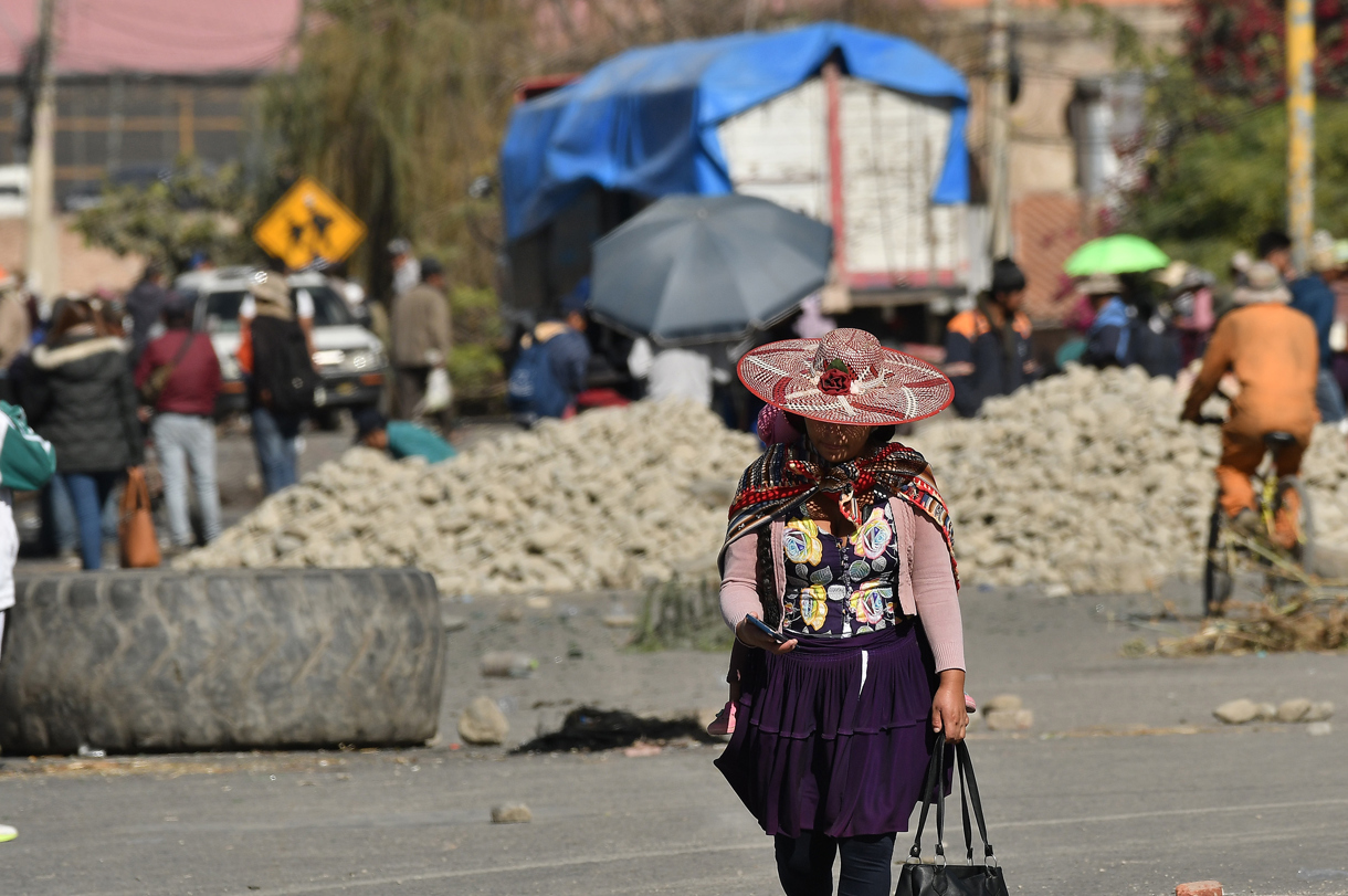 Los bloqueos de carreteras que realizan desde el lunes los seguidores del expresidente de Bolivia, Evo Morales, para forzar su candidatura en las próximas elecciones generales, han dejado hasta este jueves pérdidas económicas por unos 41.6 millones de dólares, según cifras reportadas por el Gobierno y el sector privado. (Foto de Jorge Ábrego de la agencia EFE)