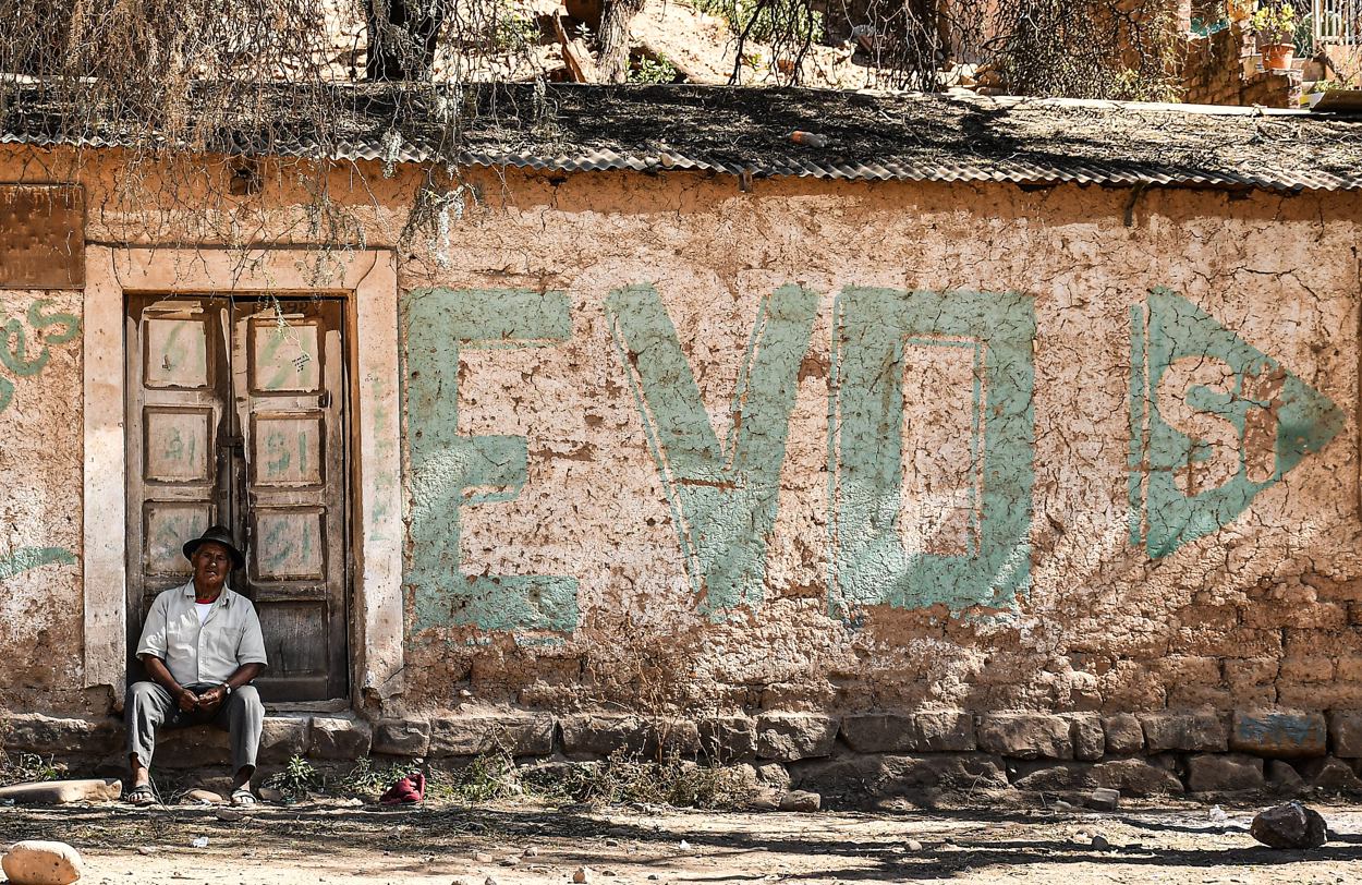 Fotografía de un mural del expresidente de Bolivia Evo Morales este viernes, en Cochabamba (Bolivia). (Foto de Jorge Ábrego de la agencia EFE)