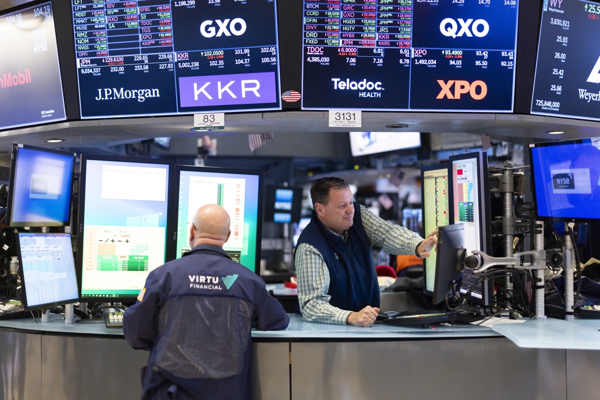 Trabajadores en la Bolsa de Nueva York (EUA). (Foto de archivo de Justin Lane de la agencia EFE)