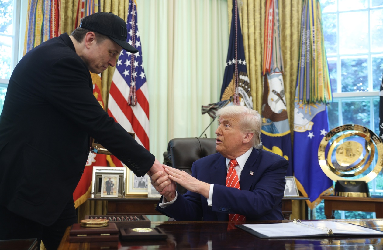 Fotografía de archivo fechada el 30 de Mayo de 2025 del presidente de Estados Unidos, Donald Trump (d) y Elon Musk, dándose la mano durante una conferencia de prensa en la Oficina Oval de la Casa Blanca en Washington (EUA). (Foto de Francis Chung EFE/EPA/POOL)