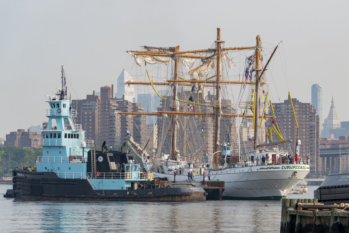 Personas participan en el traslado del buque escuela Cuauhtémoc, de la Armada Mexicana, desde el puerto 63 hasta Navy Yard, este viernes en Nueva York (EUA). (Foto de Ángel Colmenares de la agencia EFE)