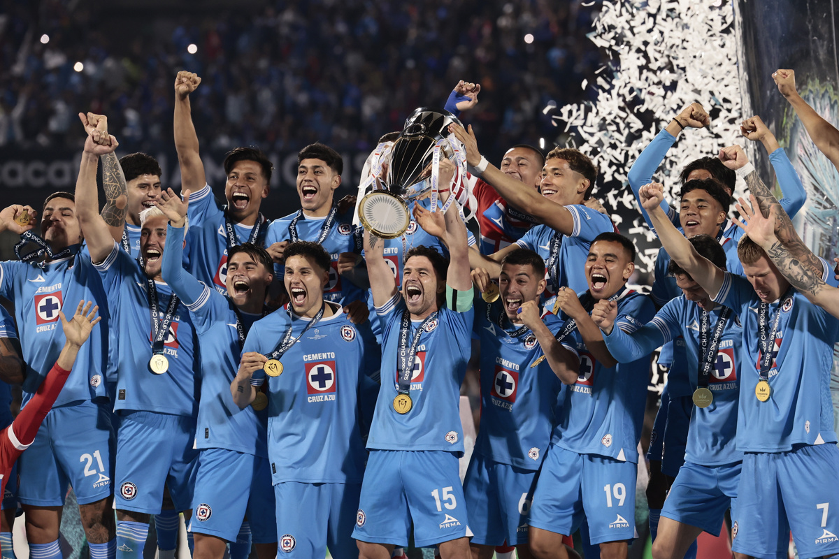Los jugadores de Cruz Azul celebran tras ganar la Final de la Copa de Campeones de la Concacaf ante Vancouver Whitecaps. (Foto de José Méndez de la agencia EFE)