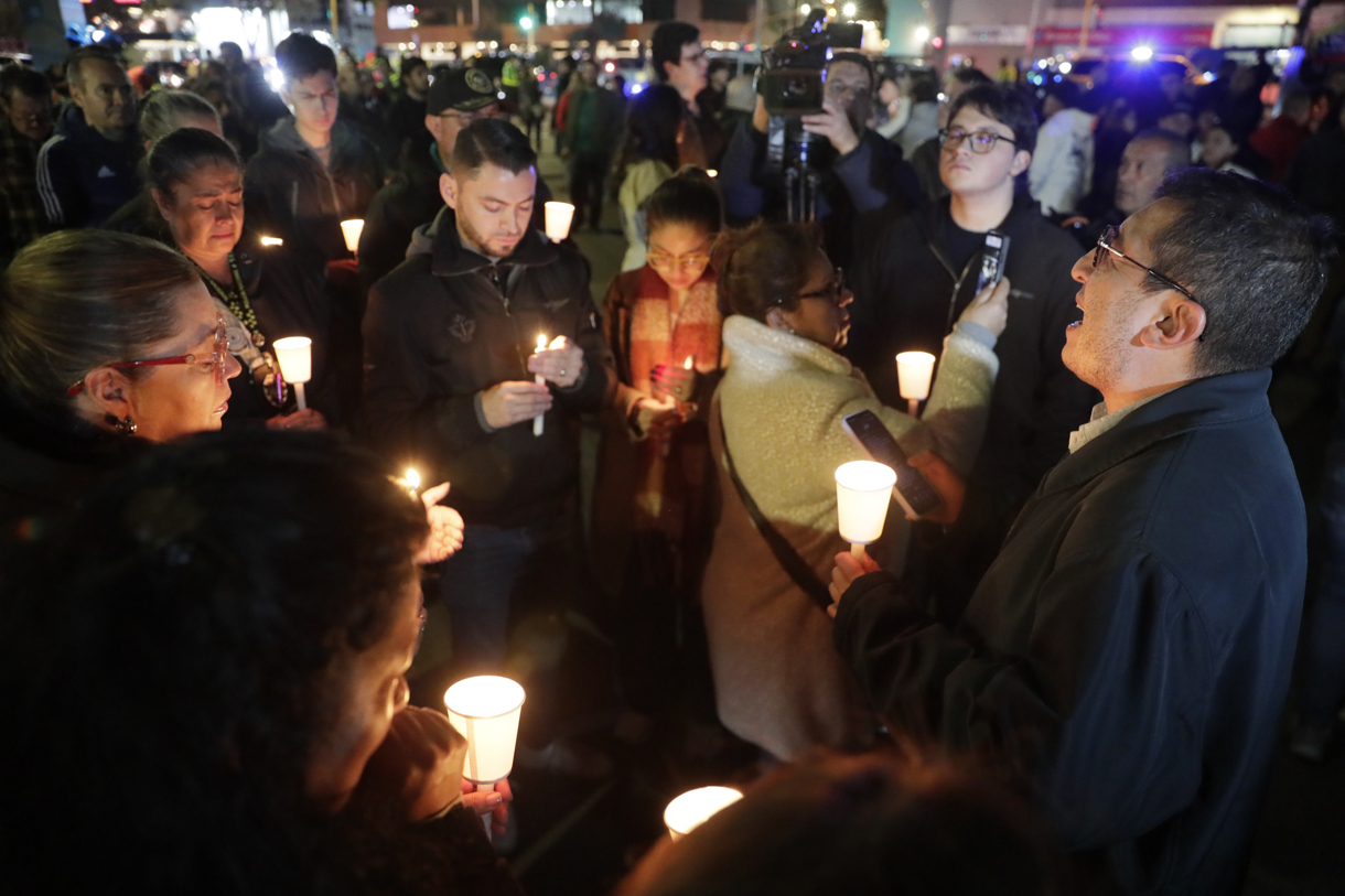 Personas encienden velas a las afueras de la Fundación Santa Fe donde fue trasladado el senador colombiano Miguel Uribe Turbay este sábado, en Bogotá (Colombia). (Foto de Carlos Ortega de la agencia EFE)