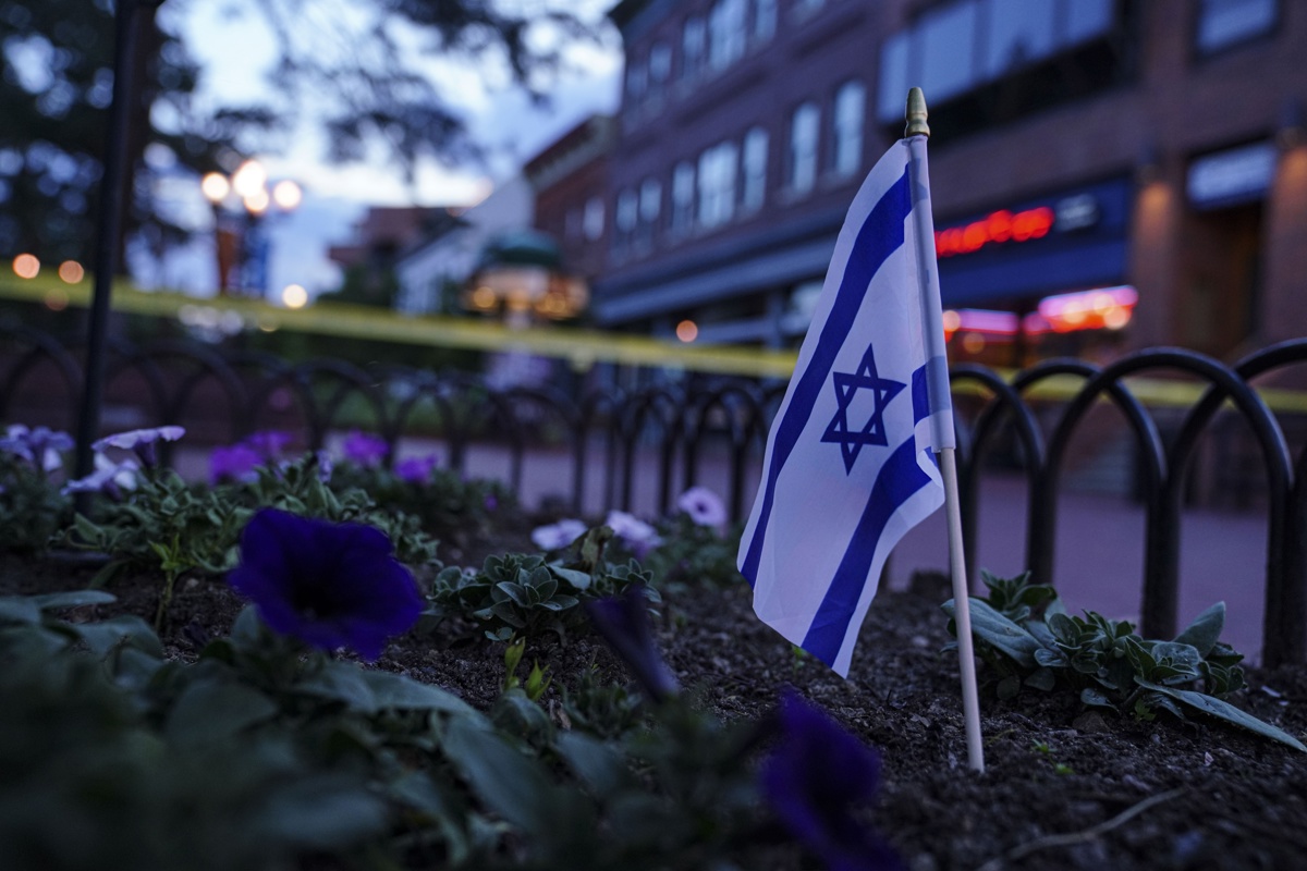 Una bandera de Israel en un jardín cerca del lugar de un incidente en Boulder, Colorado, (EUA). (Foto de Rebecca Slezak de la agencia EFE/EPA)