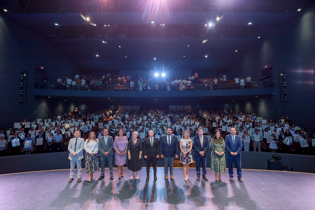 La ceremonia de entrega de títulos se llevó a cabo en el Teatro Universitario. (Foto de la Dirección General de Prensa de la UdeC)