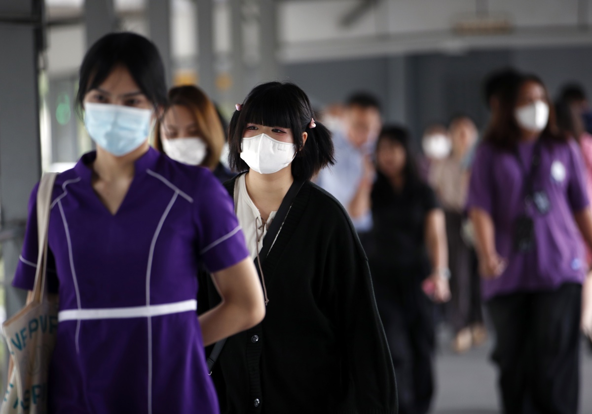 Personas usando mascarilla en un sector de Bangkok, Tailandia. (Foto de archivo de Rungroj Yongrit de la agencia EFE/EPA)