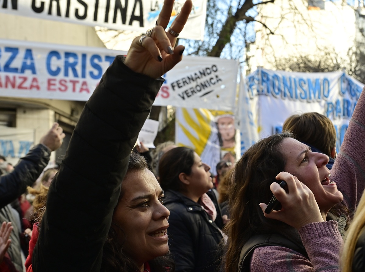 Personas participan en una manifestación en apoyo la expresidenta argentina, Cristina Fernández (2007-2015), este miércoles, en la Plaza de Mayo en Buenos Aires (Argentina). (Foto de Matías Martin Campaya de la agencia EFE)