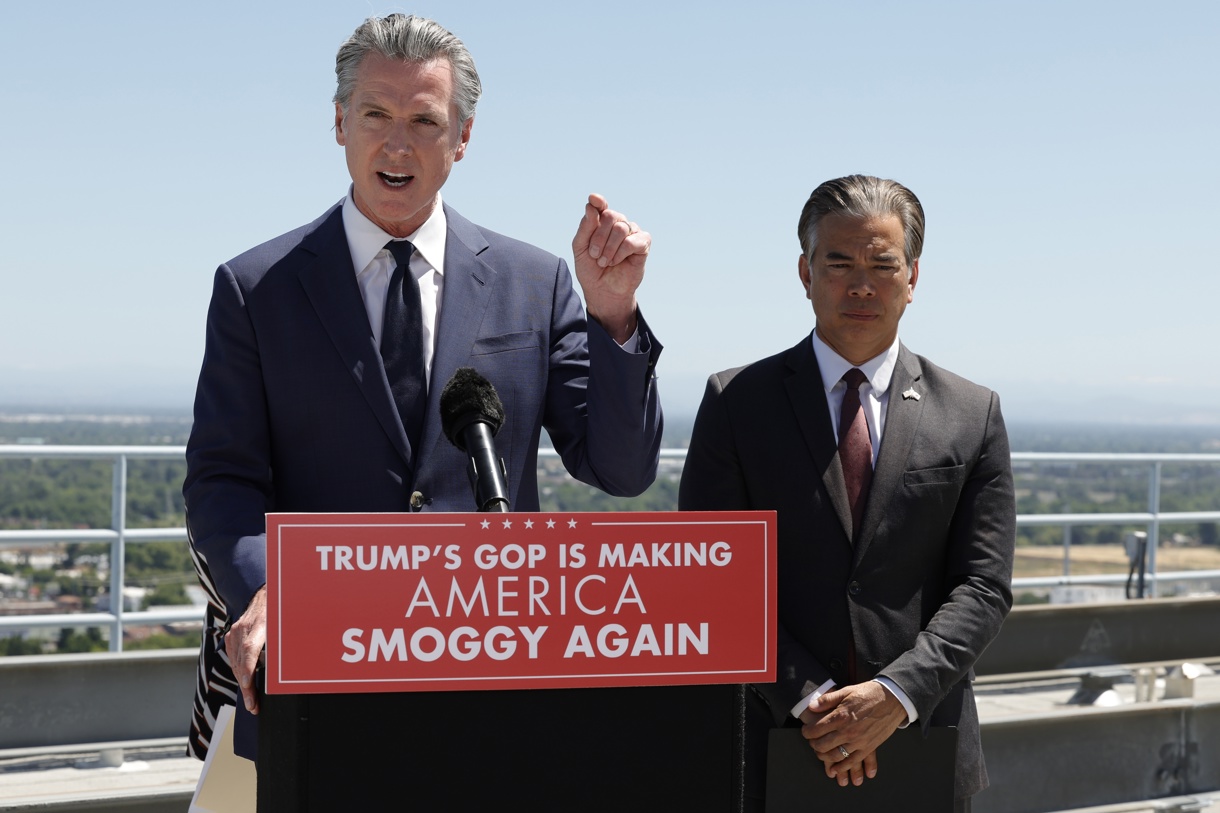 El gobernador de California, Gavin Newsom (i) y el fiscal general de California, Rob Bonta (d). (Foto de archivo de John G. Mabanglo de la agencia EFE/EPA)