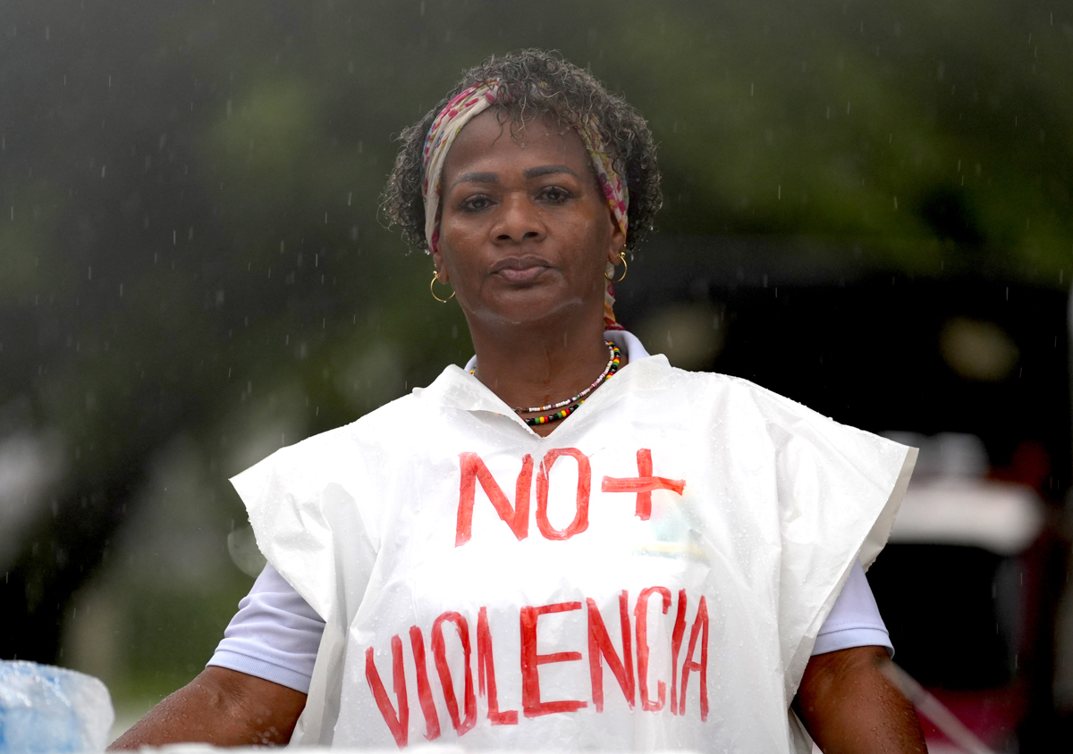Una mujer participa en una marcha en contra del conflicto armado y la violencia en Buenaventura (Colombia). (Foto de archivo de Ernesto Guzmán de la agencia EFE)