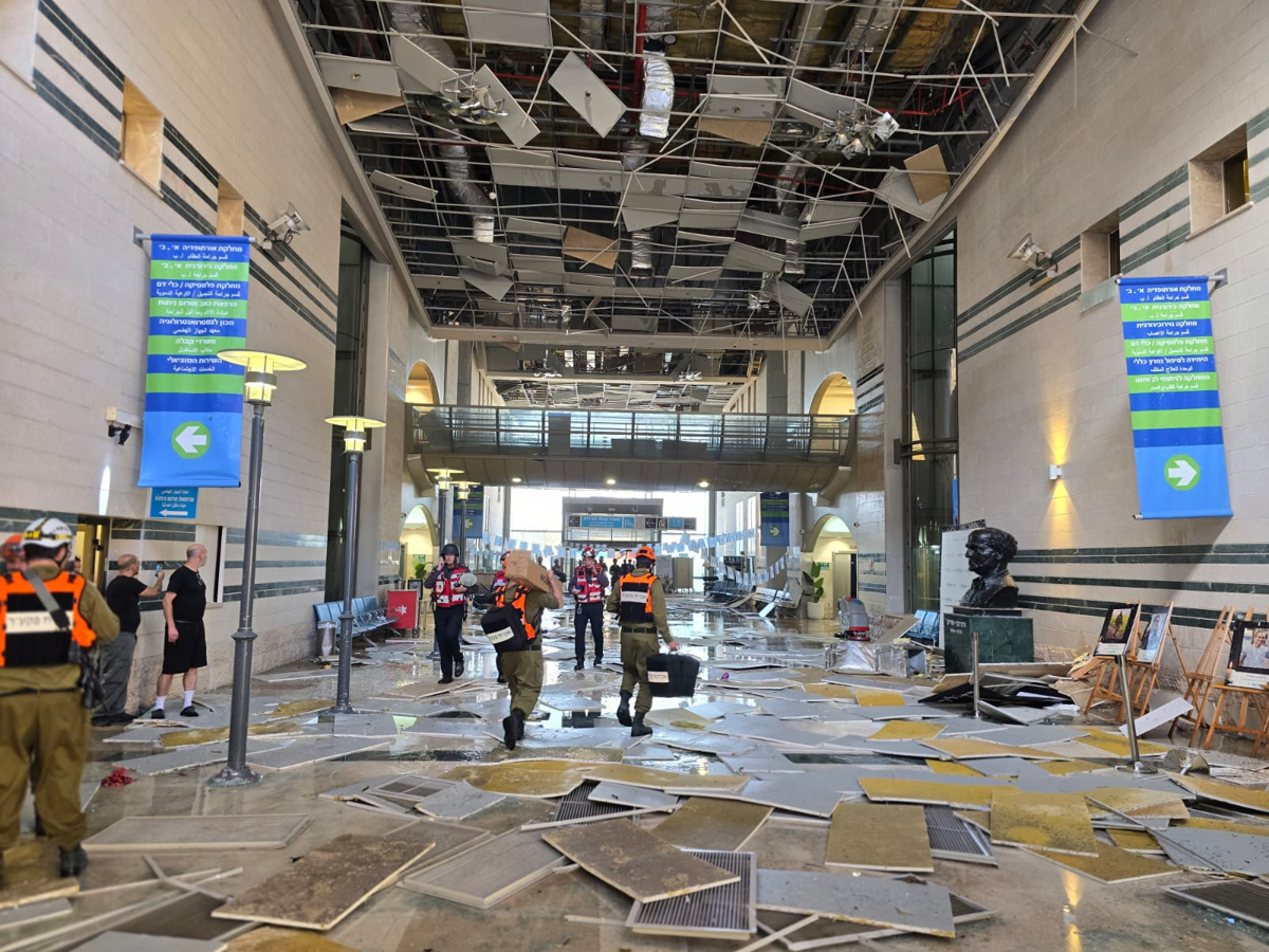 Destrozos causados en un hospital localizado en la región de Beersheva, sur de Israel, tras sufrir este jueves un impacto directo durante el último lanzamiento de misiles iraníes contra Israel. (Foto Bomberos del Hospital de Beersheva/EFE)