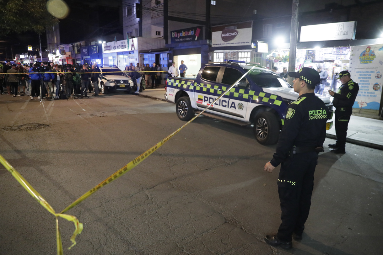 Integrantes de la Policía Nacional de Colombia custodian la zona donde fue herido el senador colombiano Miguel Uribe Turbay. (Foto de Carlos Ortega de la agencia EFE)