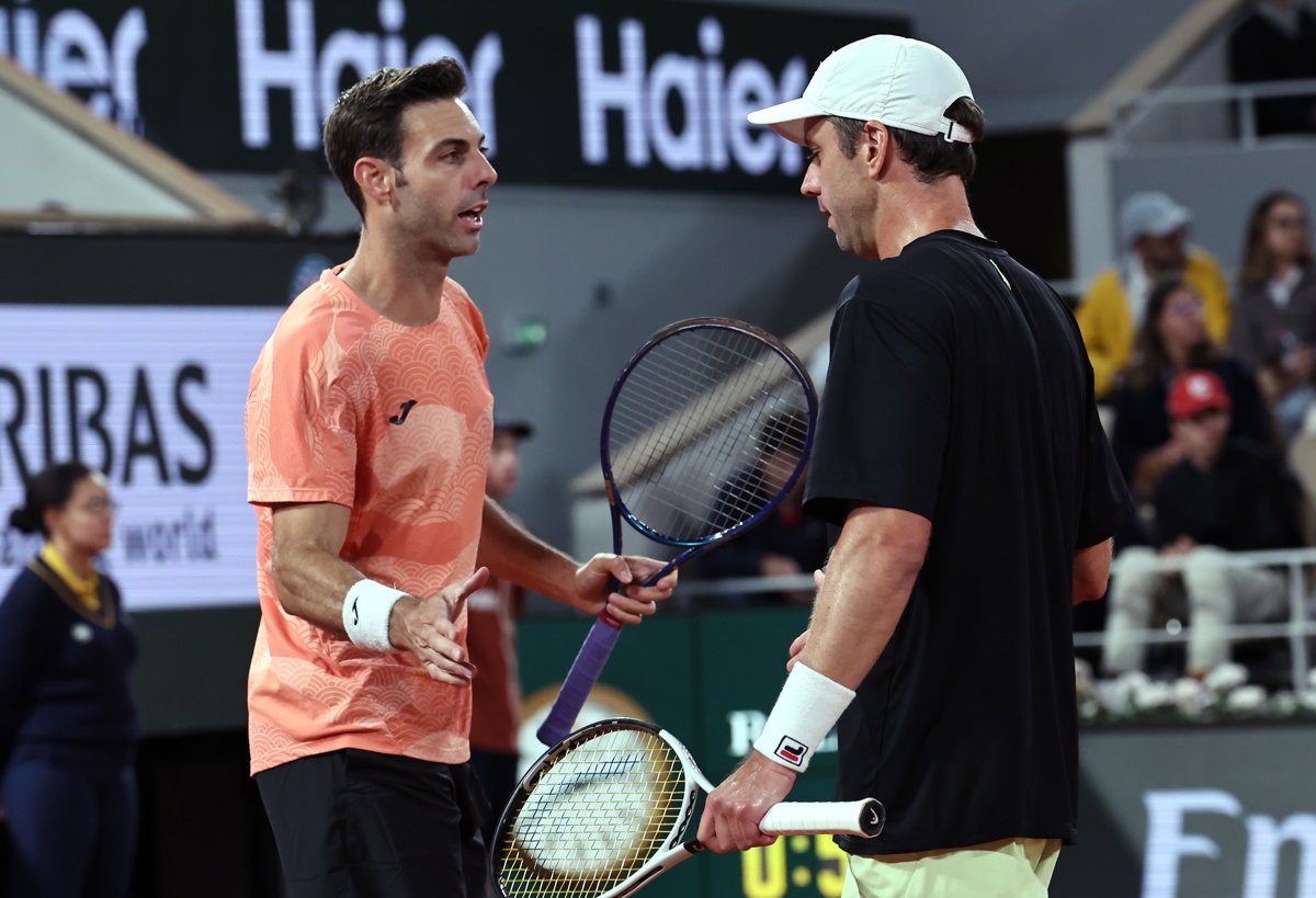 Los tenistas Marcel Granollers (i) y Horacio Zeballos durante el partido de dobles que han jugado ante Joe Salisbury y Neal Skupski en Roland Garros en París, Francia. (Foto de Christophe Petit Tesson de la agencia EFE/EPA)