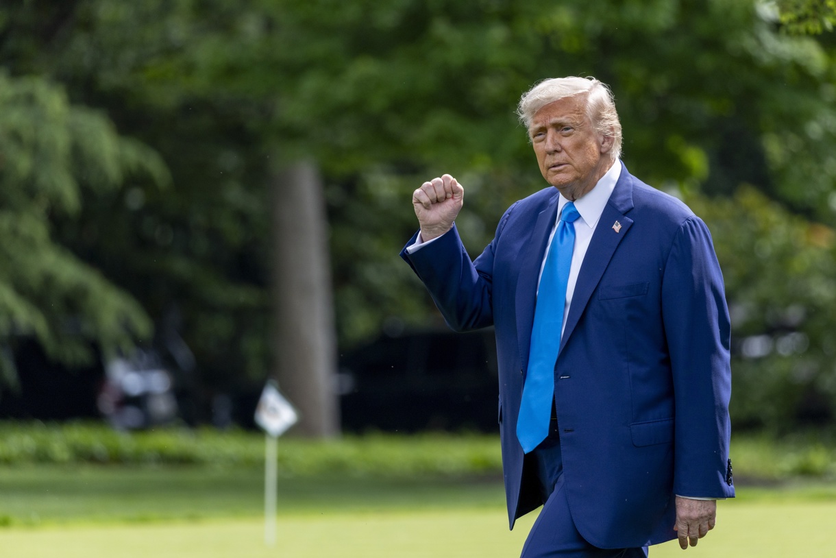 El presidente de Estados Unidos, Donald J. Trump, camina para abordar el Marine One en el jardín sur de la Casa Blanca en Washington, DC, EUA, el 6 de junio de 2025. (Foto de Shawn Thew de la agencia EFE/EPA)