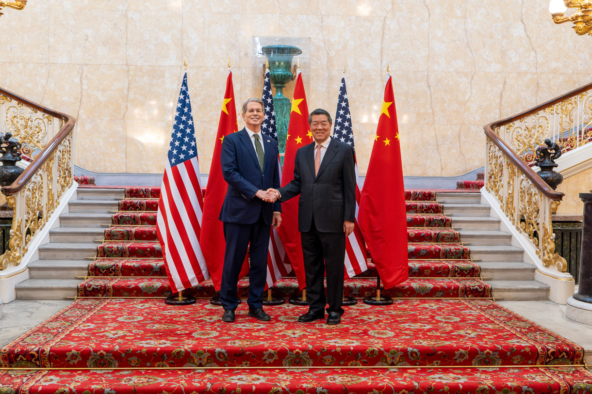 El secretario del Tesoro de EUA, Scott Bessent, y el viceprimer ministro chino, He Lifeng, durante el encuentro de las delegaciones de Estados Unidos y China, que han comenzado este lunes en el palacio de Lancaster House, en el centro de Londres. (Foto Departamento del Tesoro se los Estados Unidos/EFE)