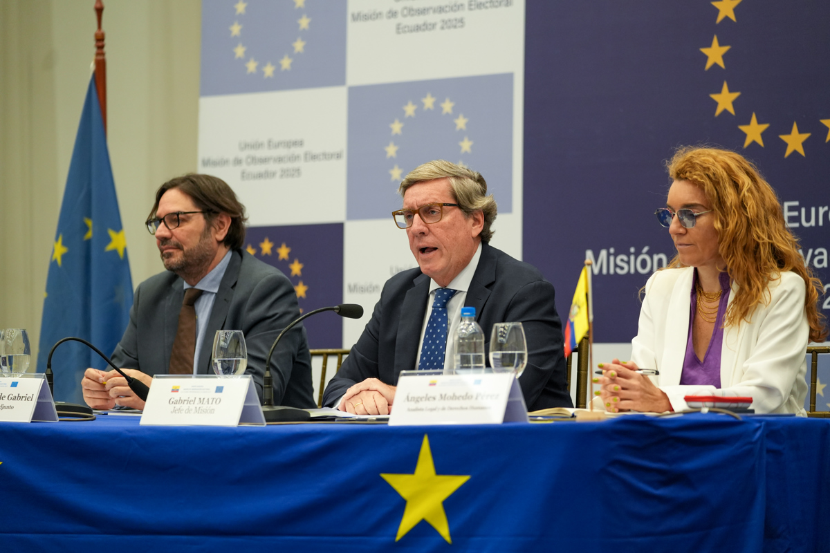 El jefe de misión de observación electoral en Ecuador de la Unión Europea (UE), Gabriel Mato (c), habla junto al jefe adjunto, José Antonio de Gabriel (i), y la analista legal, Angeles Mohedo Pérez, durante la presentación del informe final de las elecciones presidenciales. (Foto de Vicente Costales de la agencia EFE)