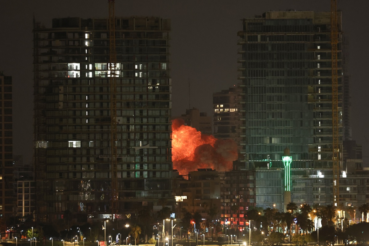 Una explosión tras la caída de un misil lanzado por Irán sobre Tel Aviv, Israel, el 16 de junio de 2025. (Foto de Atef Safadi de la agencia EFE)