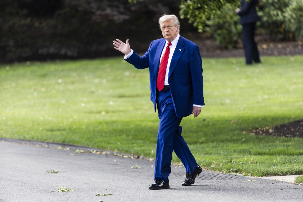 El presidente estadounidense Donald Trump sale de la Casa Blanca en Washington, DC, EUA, 20 de junio de 2025. (Foto de Jim Lo Scalzo de la agencia EFE)