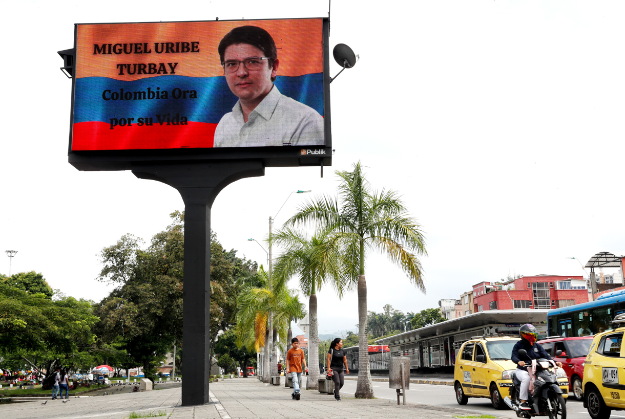 Fotografía de una pantalla en la se observa una imagen del senador y precandidato presidencial Miguel Uribe Turbay, en Cali (Colombia). (Foto Ernesto Guzman Jr de la agencia EFE)