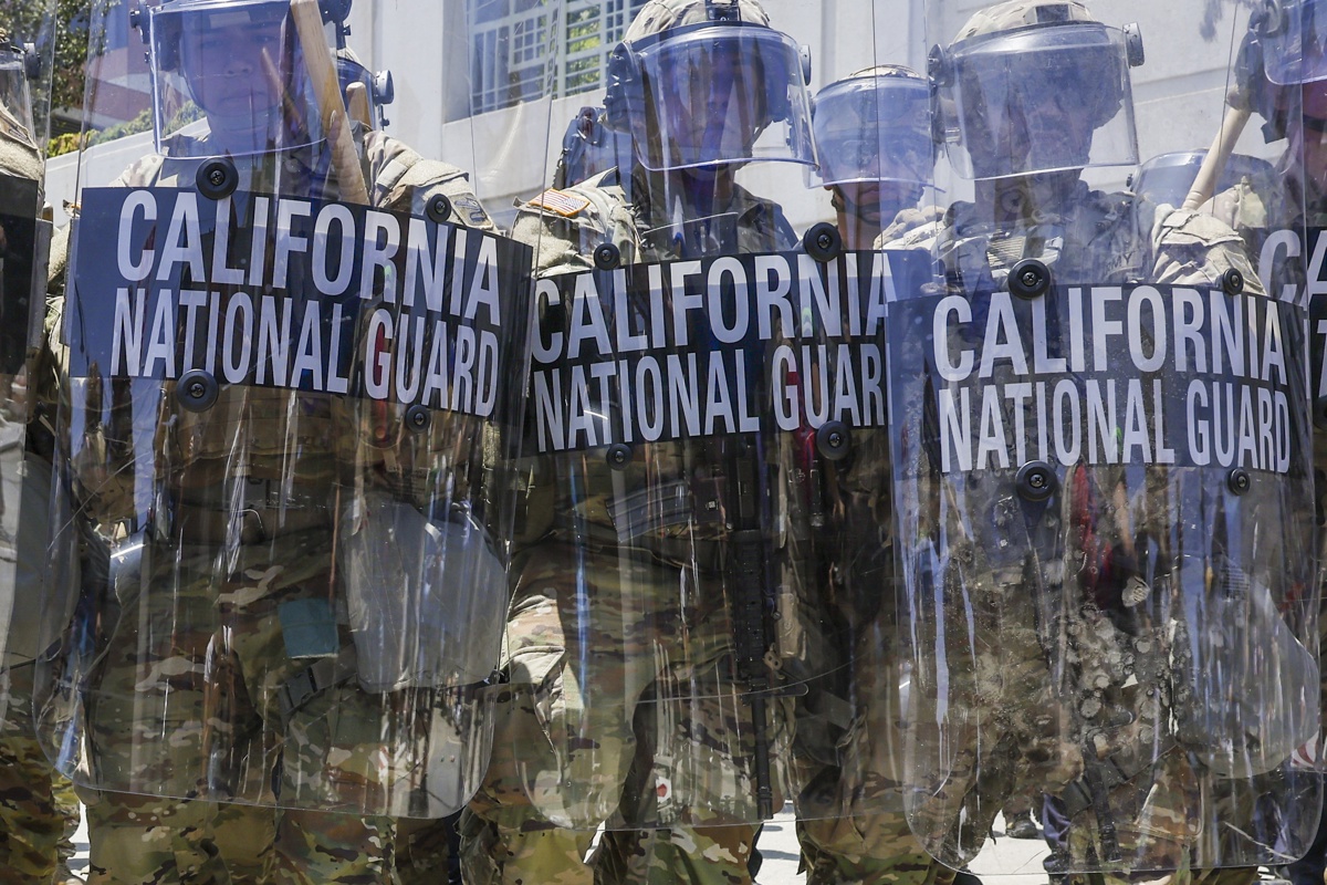 Miembros de la Guardia Nacional de California participan en el control de multitudes durante las protestas contra las redadas de inmigración cerca del edificio federal Edward R. Roybal en Los Ángeles, California, EUA. (Foto de Caroline Brehman de la agencia EFE)