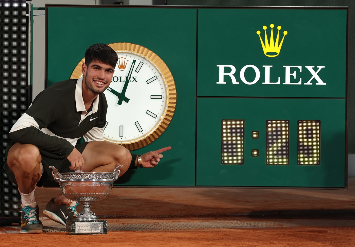 Carlos Alcaraz celebra la victoria en Roland Garros en Paris, Francia. (Foto de Mohammed Badra de la agencia EFE/EPA)