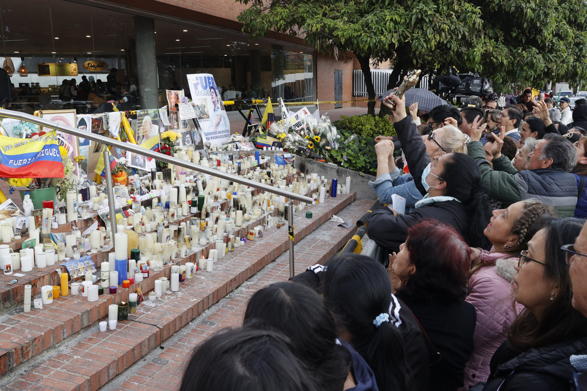 Personas rezan por la salud del senador Miguel Uribe este martes, frente a la Clínica Fundación Santa Fe de Bogotá (Colombia). (Foto de Mauricio Dueñas Castañeda de la agencia EFE)